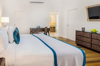 One-Bedroom Luxury Ocean View Suite