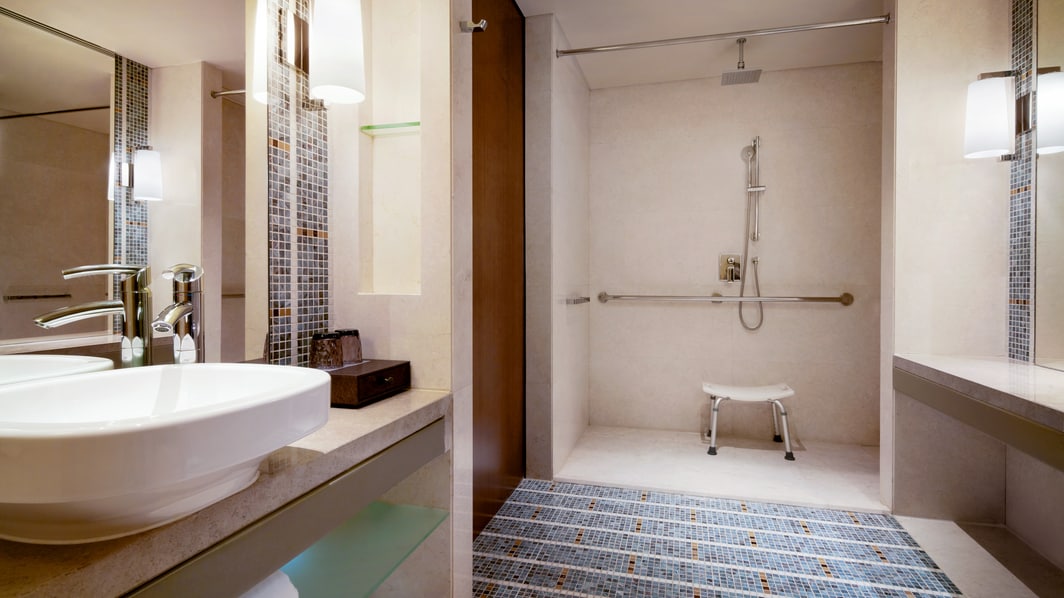Номер для гостей с ограниченными возможностями с двуспальной кроватью (King) – ванная комната
