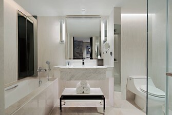 Gästebadezimmer – separate Dusche und Badewanne