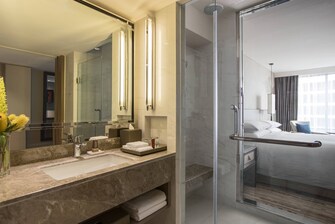 バリアフリー客室バスルーム - シャワー