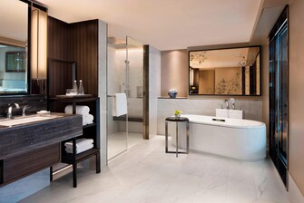Bad der Grand Marquis Suite – separate Badewanne und Dusche