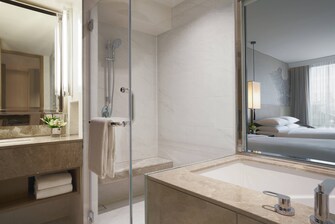 Deluxe Zimmer – Badezimmer/Dusche