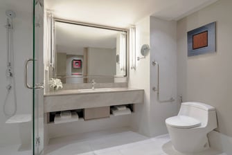 Barrierefreies Zimmer – Bad mit rollstuhlgerechter Dusche