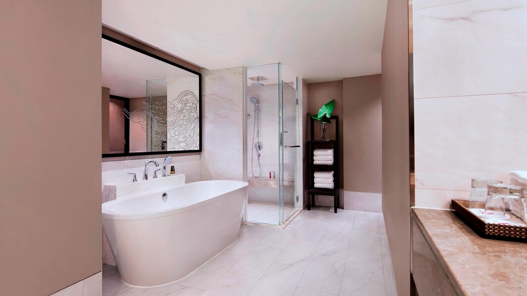 Ванная комната в семейном люксе – отдельные ванна и душ