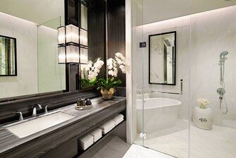 Sky Suite – angeschlossenes Badezimmer mit Badewanne und separater Dusche