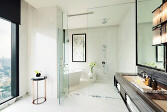 Sky Suite ‒ angeschlossenes Bad mit Badewanne und separater Dusche