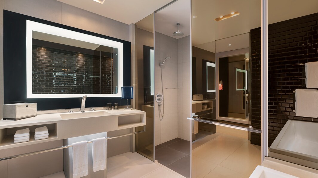Ванная комната в угловом номере Cool – отдельные ванна и душ