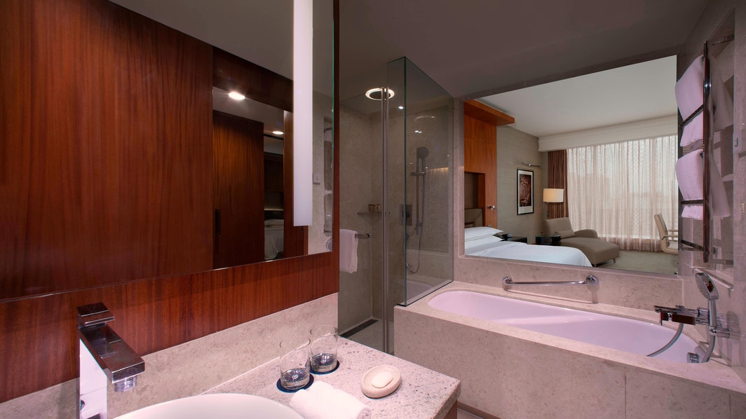 プレミアデラックス客室バスルーム－独立したバスタブ/シャワー