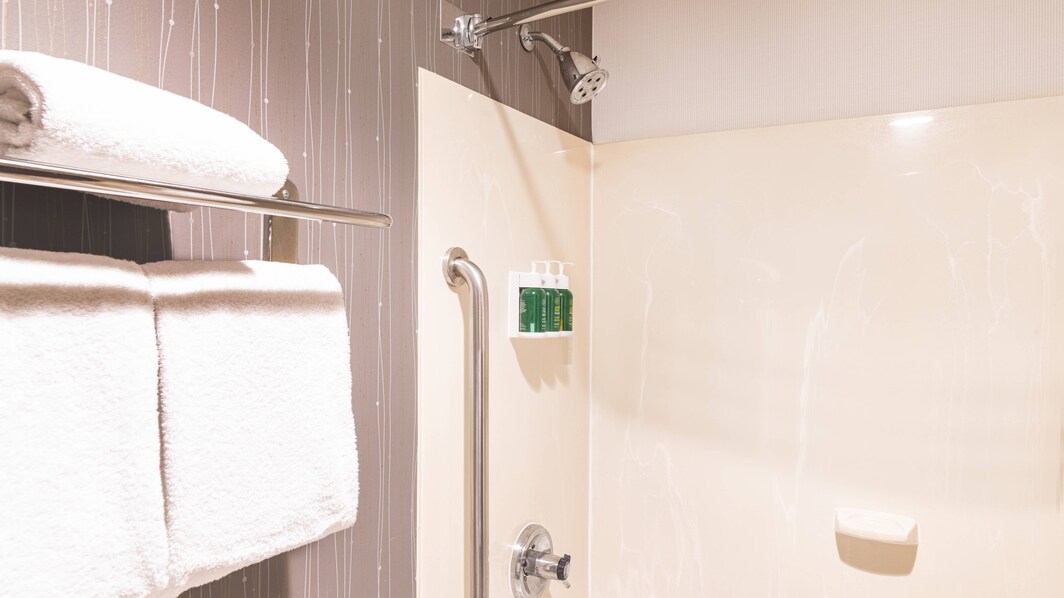 客室バスルーム ‐ バスタブとシャワーのコンビネーション