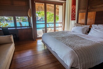 Villa avec lit king size et piscine en bord de plage