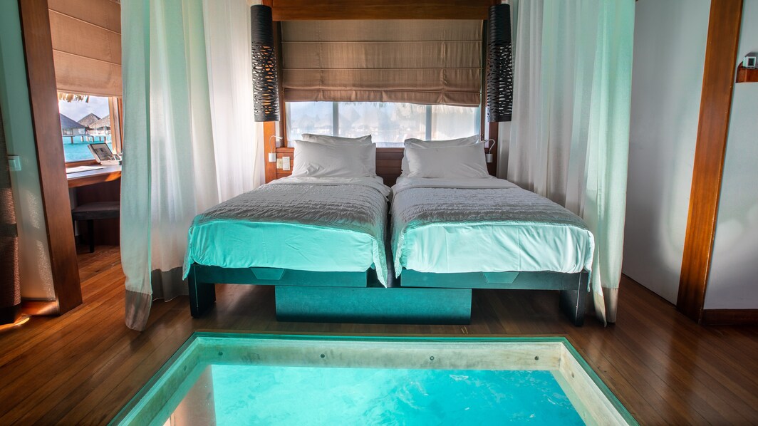 Бунгало над водой с 2 односпальными кроватями