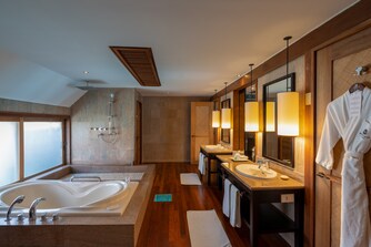 Salle de bain d’une villa Deluxe sur pilotis avec vue sur le lagon