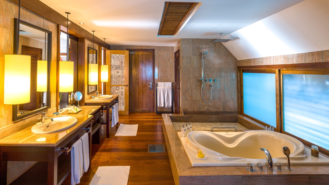 Villa suíte Royal sobre as águas com dois quartos - Vista do Monte Otemanu - Banheiro