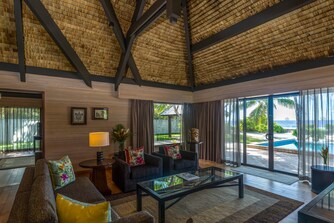 Lounge d’une villa-suite à deux chambres avec jardin et piscine