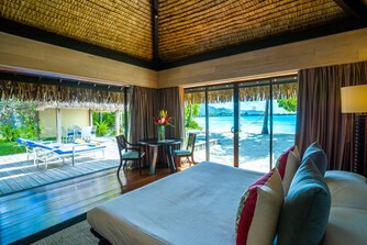 Canapé-lit d’une villa-suite en front de mer avec piscine