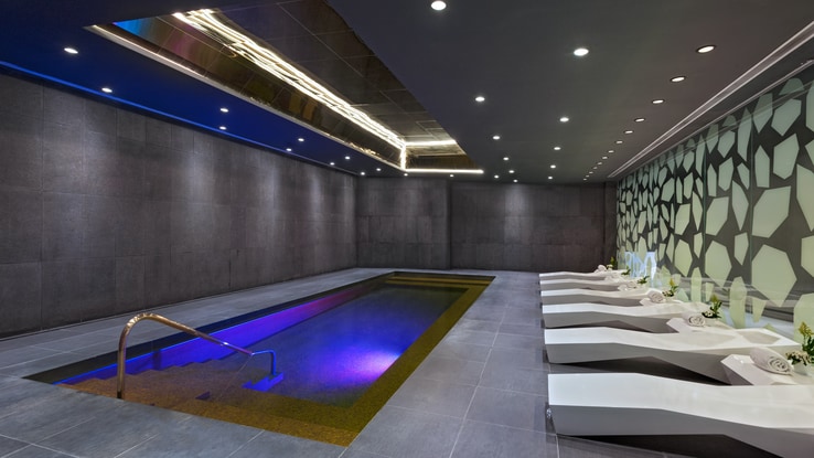 Hydrotherapy pool with row of spa tables