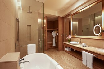 Executive Club Guest Bathroom – Separate Shower & Tub