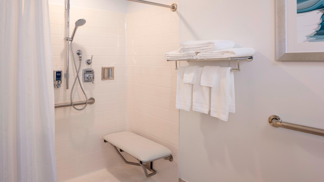 Baño de la habitación para personas con discapacidades