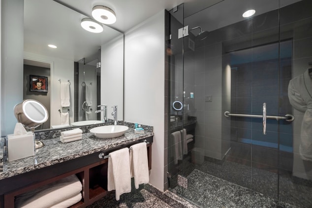 Double/Double Spectacular Guest Room - Bathroom