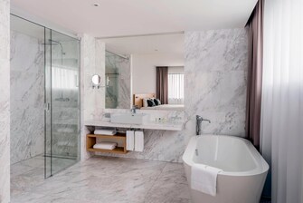 Bad einer Suite mit einem Schlafzimmer – Badewanne und Dusche