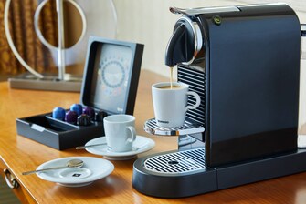 Service de chambre : cafetière électrique Nespresso