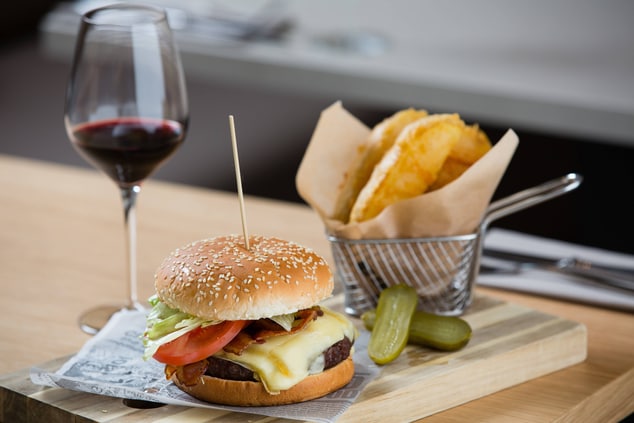 Courtyard Lounge & Dining - Chimay Cheese Burger