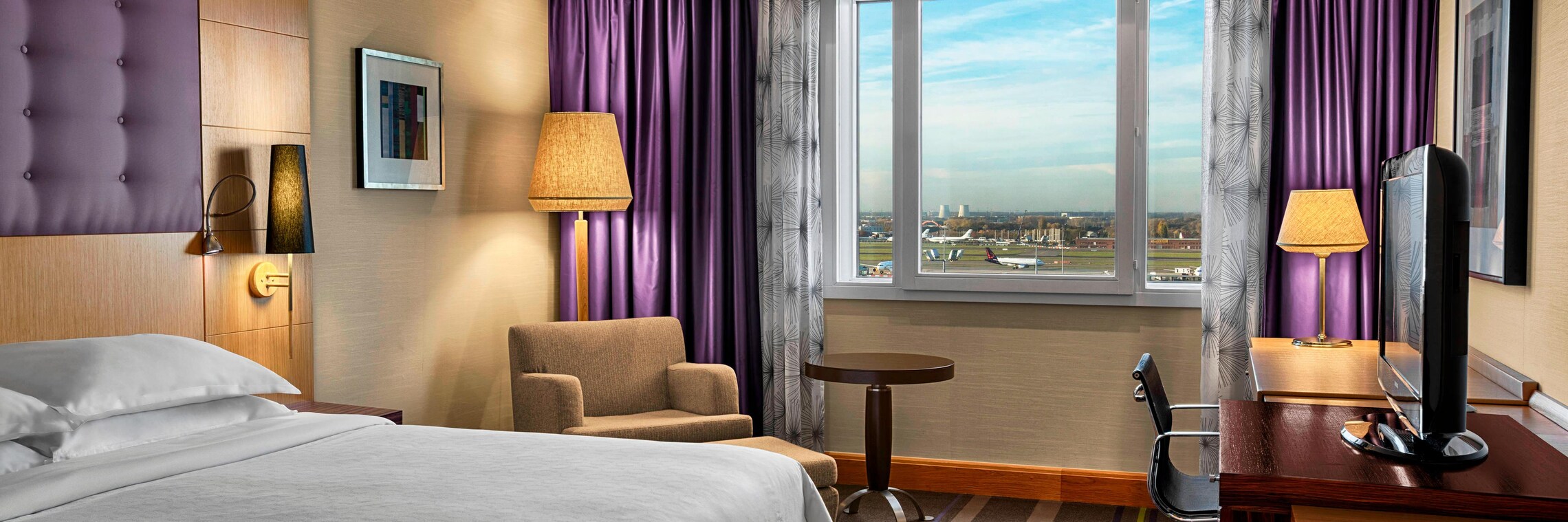 King Guest Room - Airport View