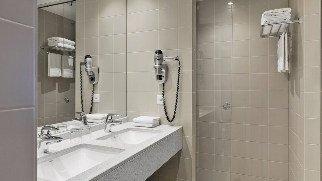 그랜드 킹 스위트 욕실 – 대형 샤워실