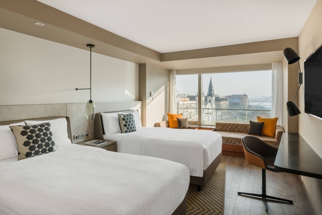 Twin/Twin Deluxe Guest Room with Danube River view