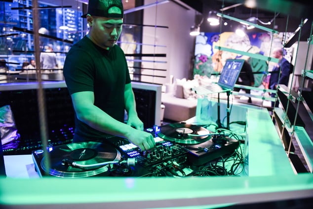 DJ no bar Living Room