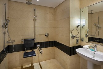 حمام لذوي الاحتياجات الخاصة – حجيرة استحمام تسمح بدخول كرسي متحرك