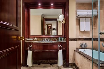 حمام نزلاء داخل فندق في القاهرة