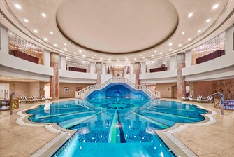 حمام سباحة داخلي في فندق القاهرة الفاخر