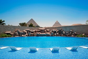 Wasserfall-Pool – Blick auf die Pyramiden