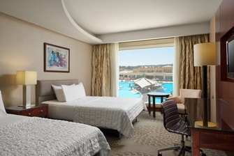 Chambre Premium avec lits simples et vue sur la piscine