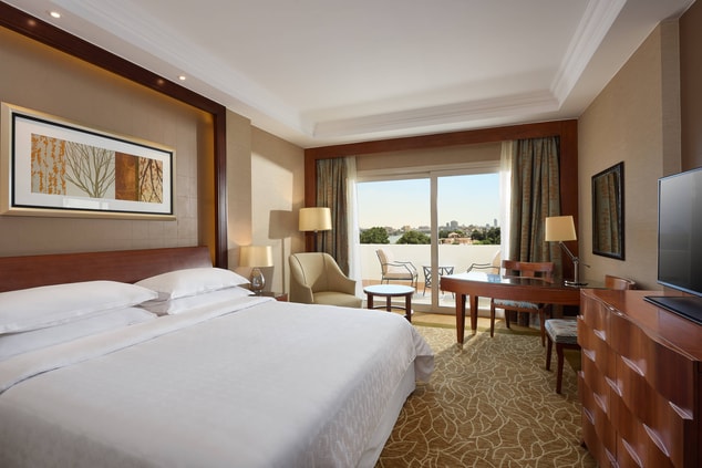 Deluxe Gästezimmer mit Kingsize-Bett, Balkon und Blick auf den Nil oder Pool