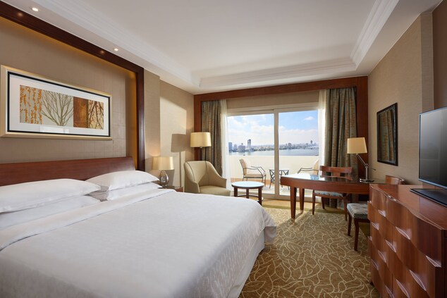 Premium Gästezimmer mit Doppelbett, Balkon und eingeschränktem Blick auf den Nil