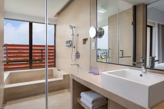 Deluxe Garden View Guest Bathroom – Shower & Tub