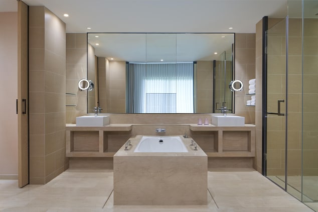 One-Bedroom Junior Suite Bathroom – Tub