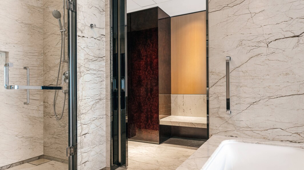 客室バスルーム－独立したシャワーとバスタブ