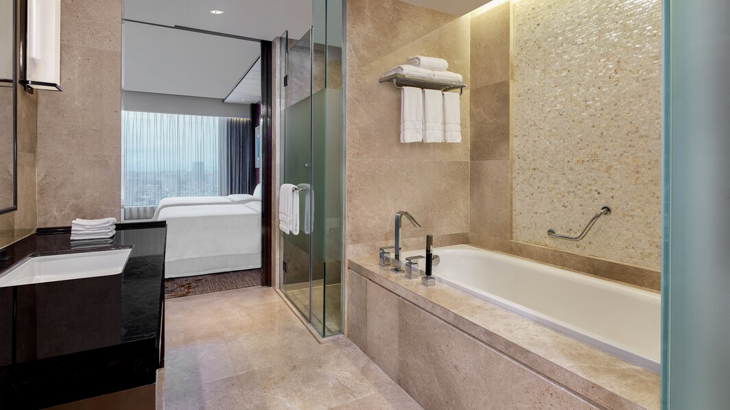 Ванная комната в номере Westin Premium – отдельные ванна и душ