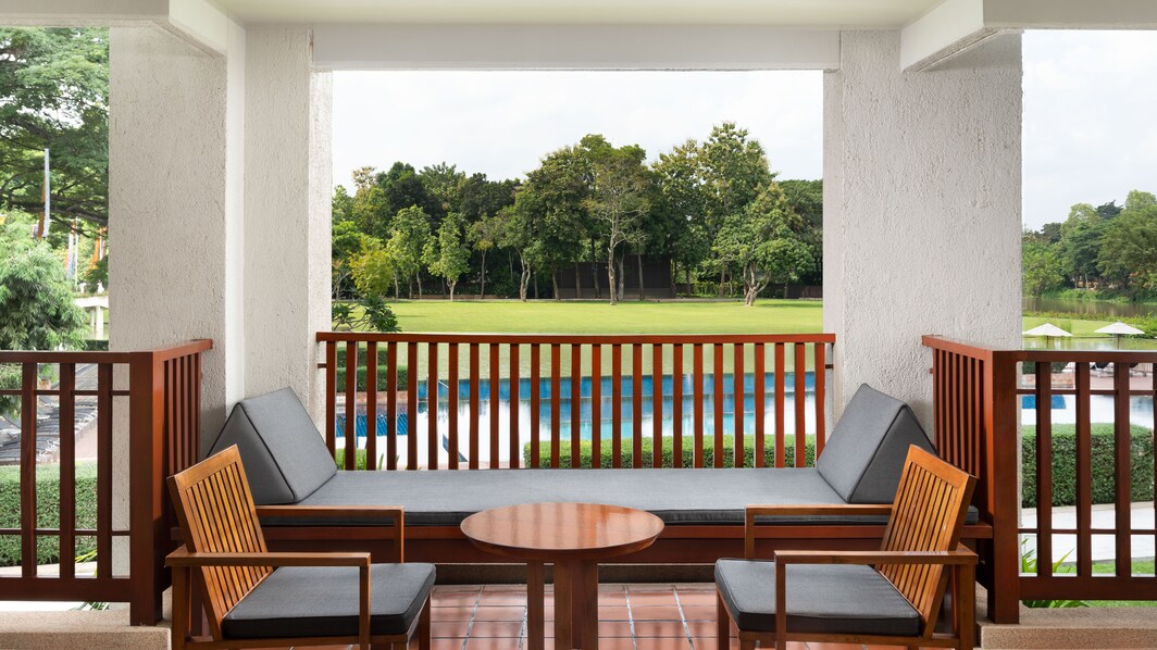 Гранд-делюкс с видом на бассейн – балкон