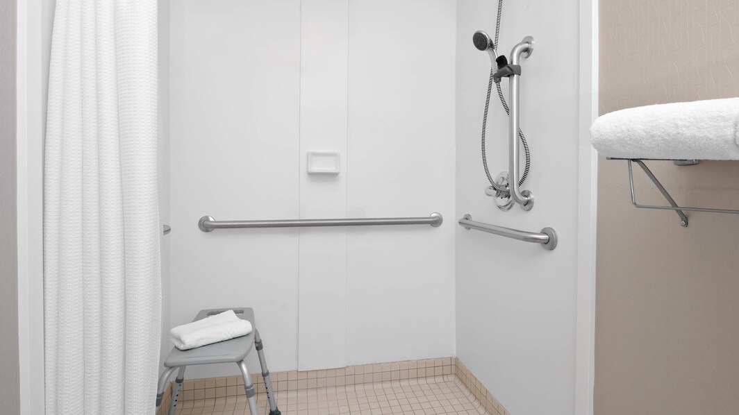 Baño accesible para personas con discapacidades - Ducha con acceso para silla de ruedas