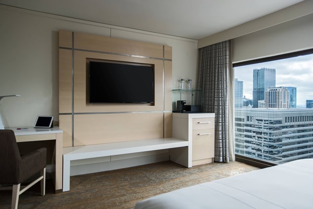 Nossos quartos de hóspedes renovados apresentam área para trabalho exclusiva, TVs de tela plana e espaço para descanso.