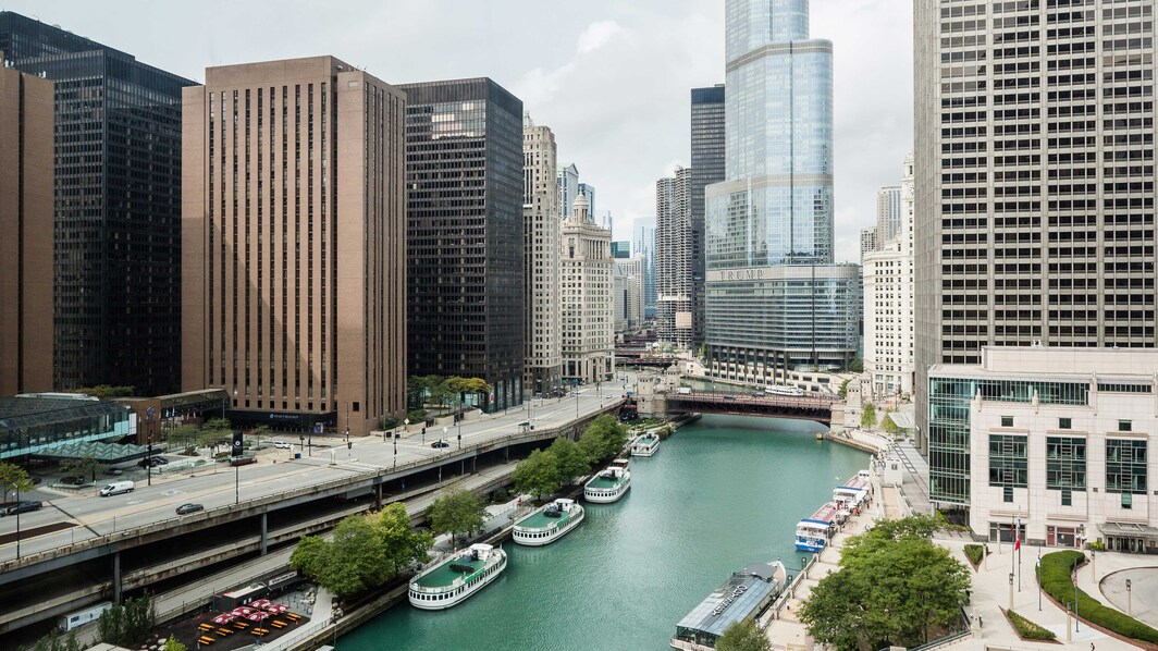 Вид на набережную реки Чикаго и на очертания города