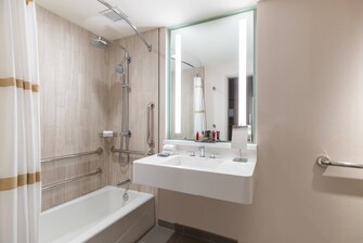 Baño accesible para personas con discapacidades - Bañera