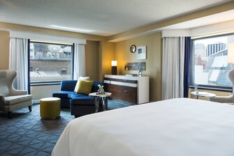 Habitación más amplia con cama tamaño King en hotel de Chicago