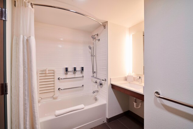 حمام غرفة نزلاء قابل لوصول الأشخاص ذوي الاحتياجات الخاصة