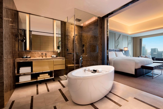 حمام غرفة فاخرة (Deluxe) بسرير كينج (مقاس كبير) - حوض استحمام ودش منفصلين