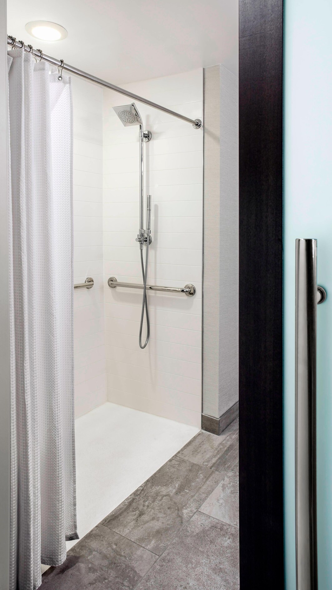 バリアフリー客室バスルーム - 車椅子用シャワー